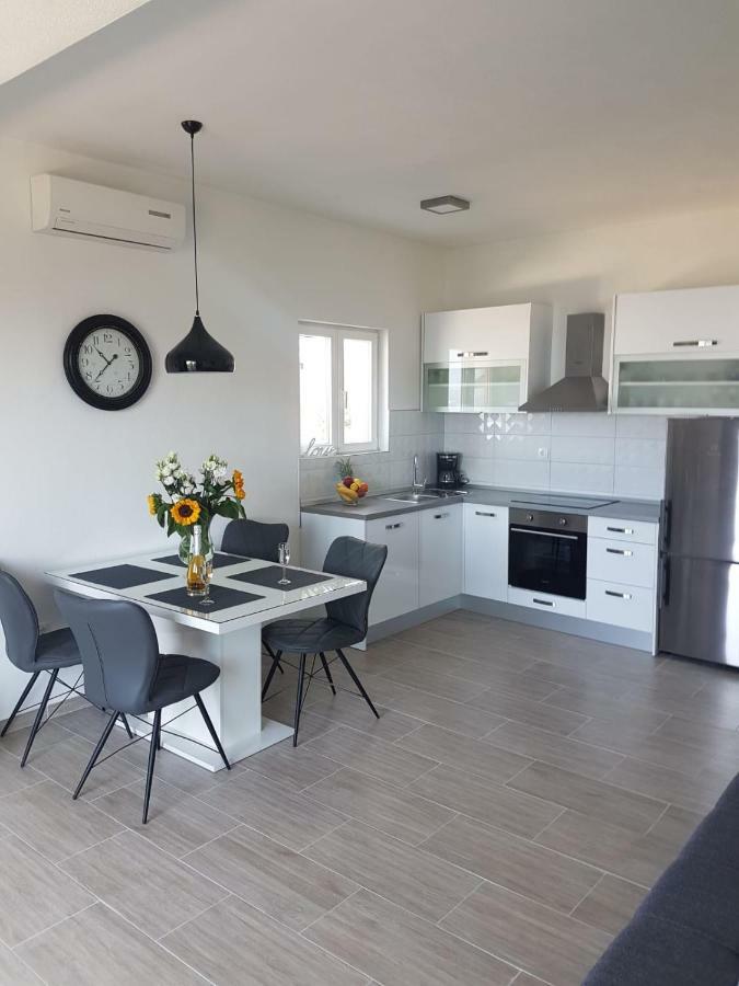 I Big Hill Apartment